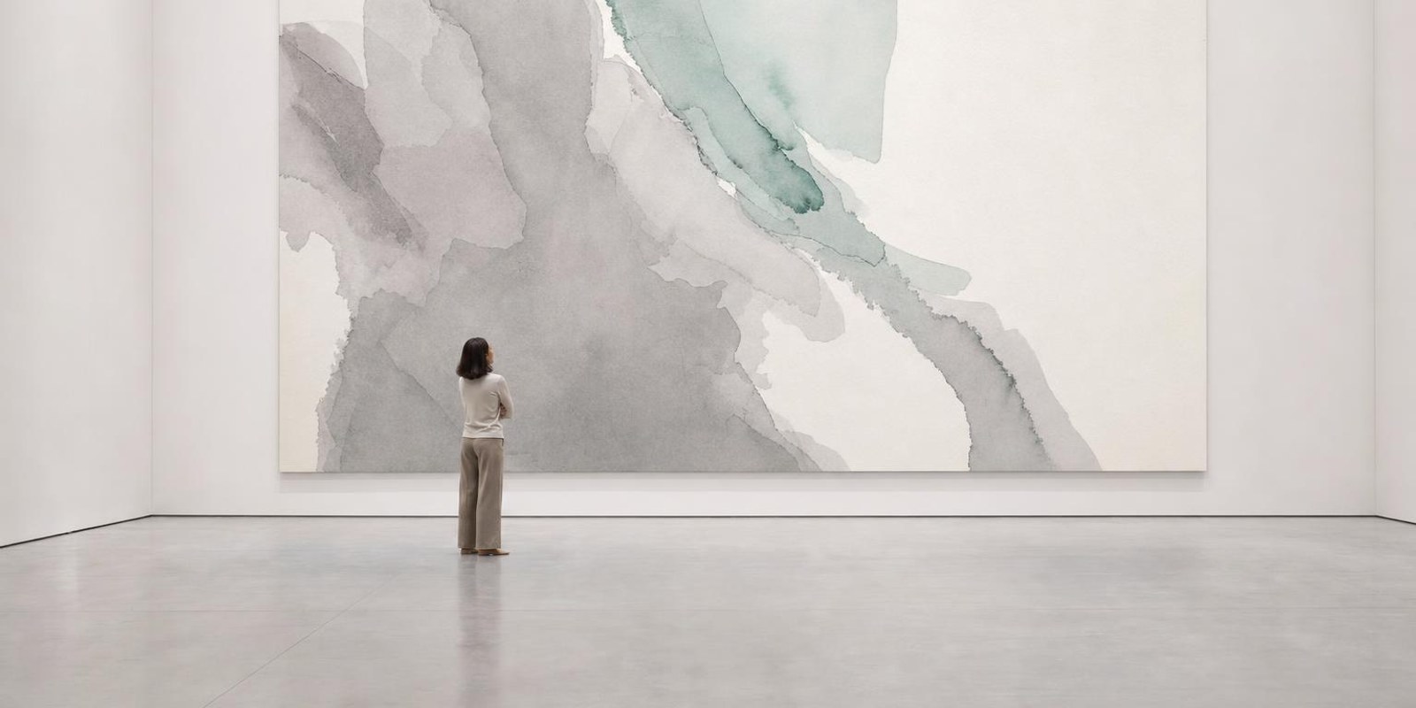 Aquarell: Eine Frau betrachtet mit geneigtem Kopf eine grosse abstrakte Leinwand in einem weissen Galerieraum.